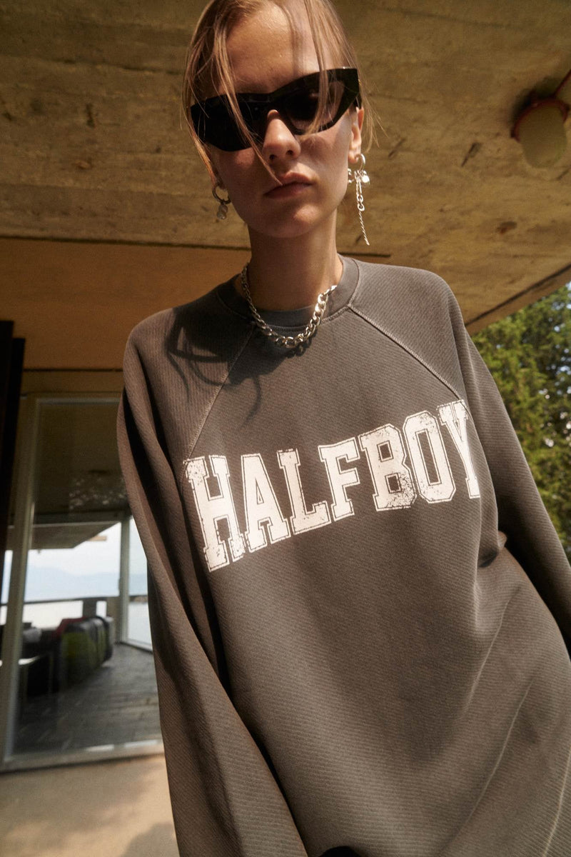 CREW NECK OVER GRAPHIC - HALFBOY - FLEECES